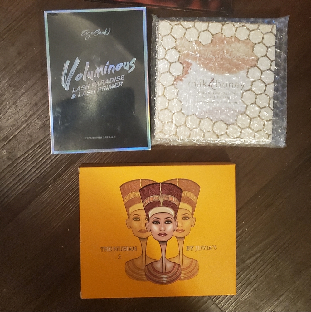 Mascara, highlighter and eyeshadow bundle